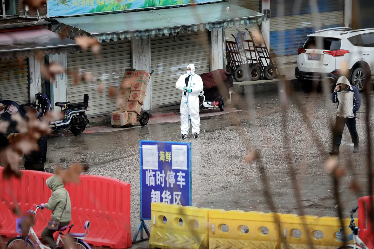 Kaitseülikonnas töötaja jaanuaris Wuhani turul.