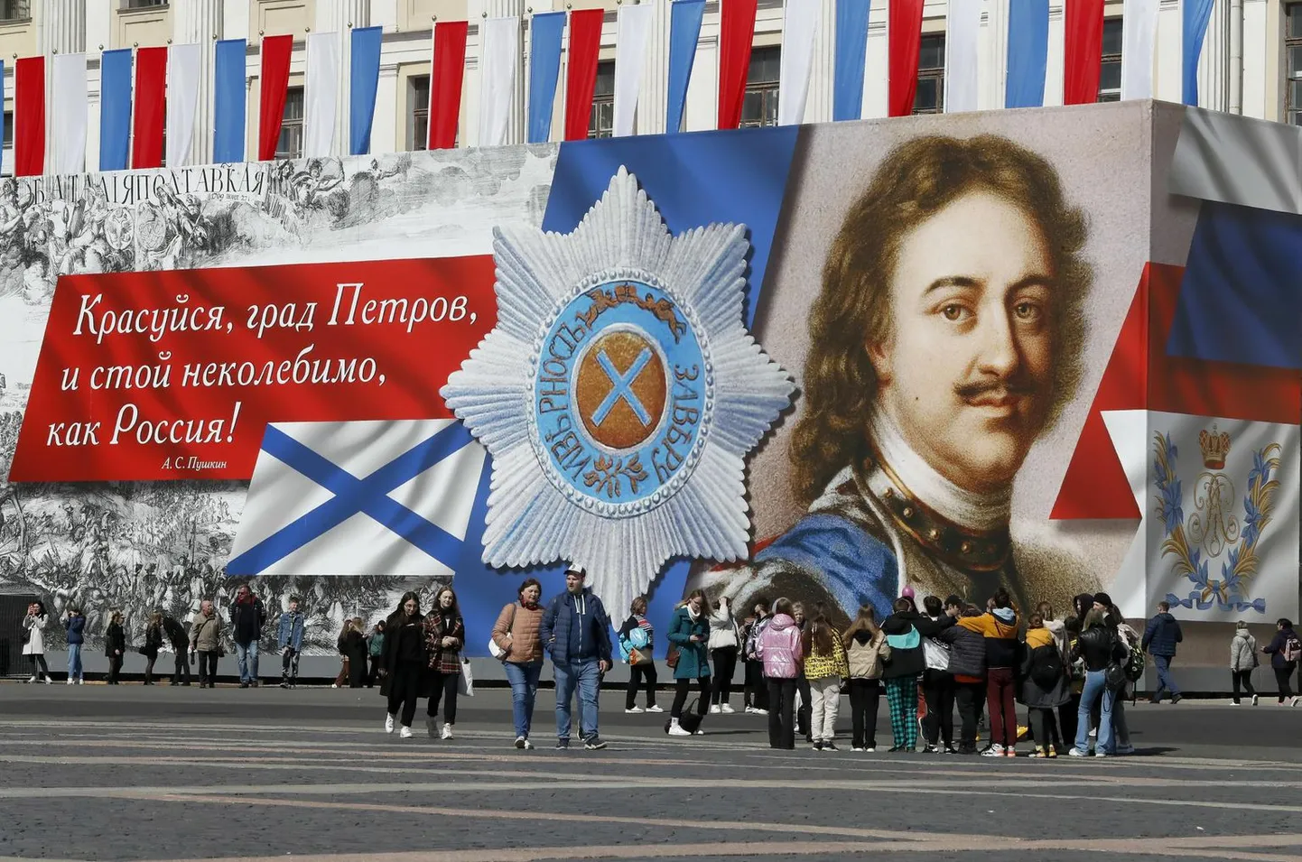 Гигантский рекламный баннер с изображением царя Петра I, основателя прекрасного города, был установлен в мае к 319-летию со дня основания Санкт-Петербурга.