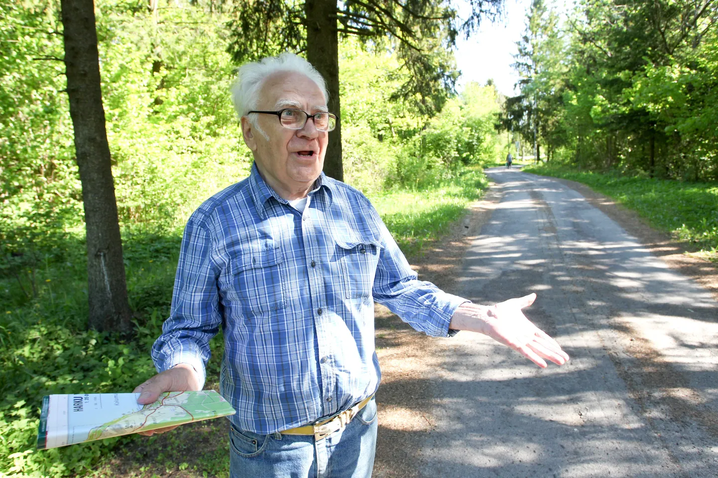 Vello Lind näitab metsatukka, mille asemel tahetakse eramaju ehitada. Kinnistu on eraomandis.