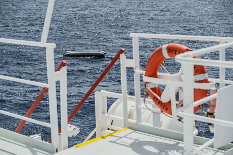 Valitsusvälise organisatsiooni Ocean Viking päästelaevalt tehtud foto, millel on näha Vahemerel Liibüa lähistel ümber läinud kummipaati