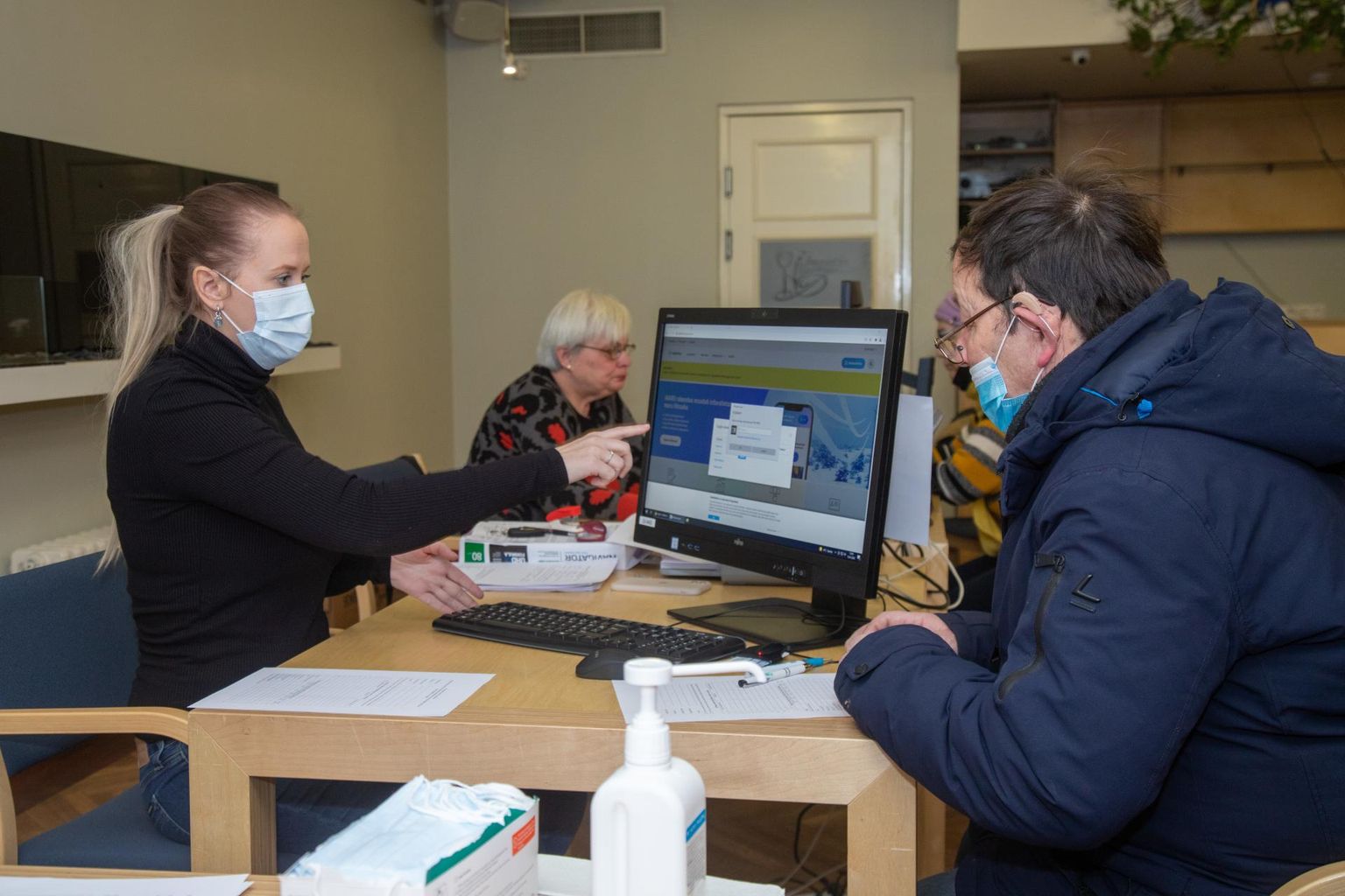 Viljanids Sakala keskuses on käinud paberil elektrikulude hüvitamise toetust taotlemas hulk rahvast.