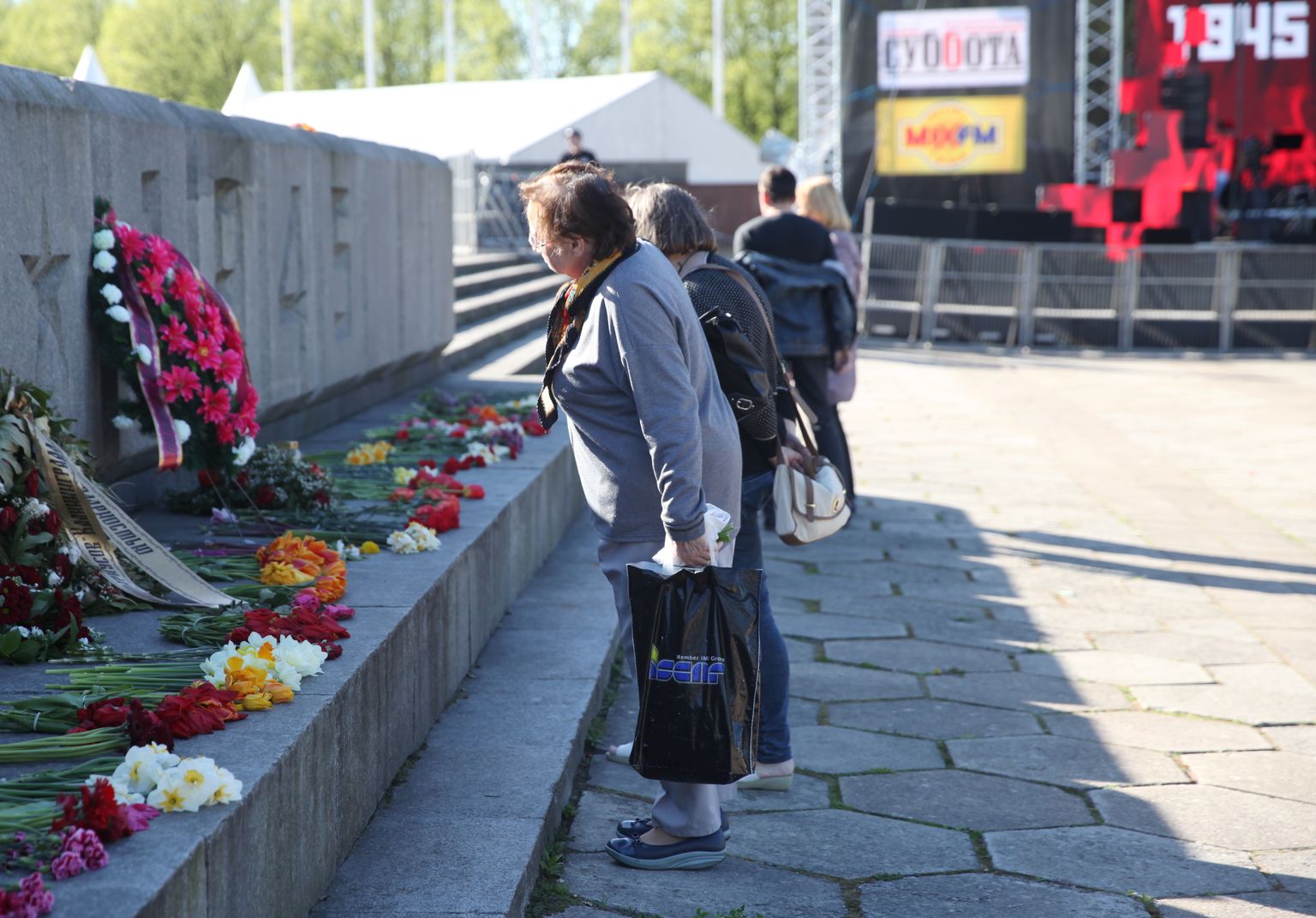 Cilvēki pulcējas uz biedrības "9.maijs.lv" rīkoto 2.Pasaules kara piemiņas pasākumu Uzvaras parkā.
