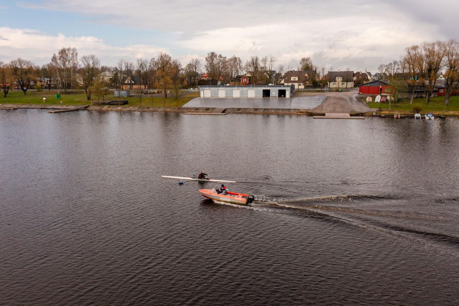 Sõudja ja treeneri mootorpaat Pärnu jõel Pärnu sõudeklubi ees.