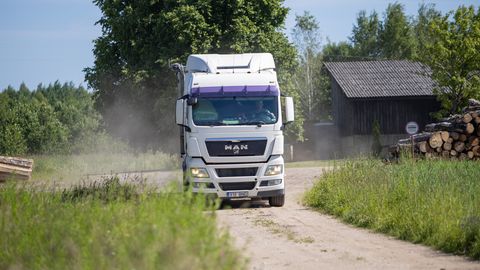 VIDEO ⟩ Eesti veoauto kaotas Rootsis keset sõitu osa koormust
