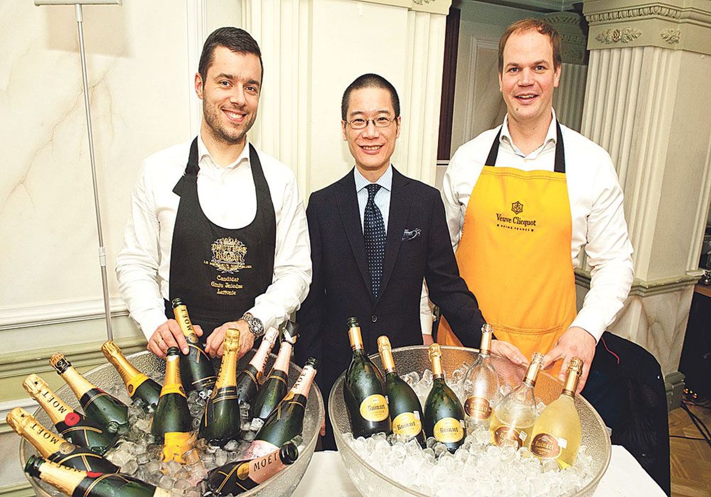 Питер Лим (в центре) – один из ведущих мировых журналистов, пишущих о шампанском.