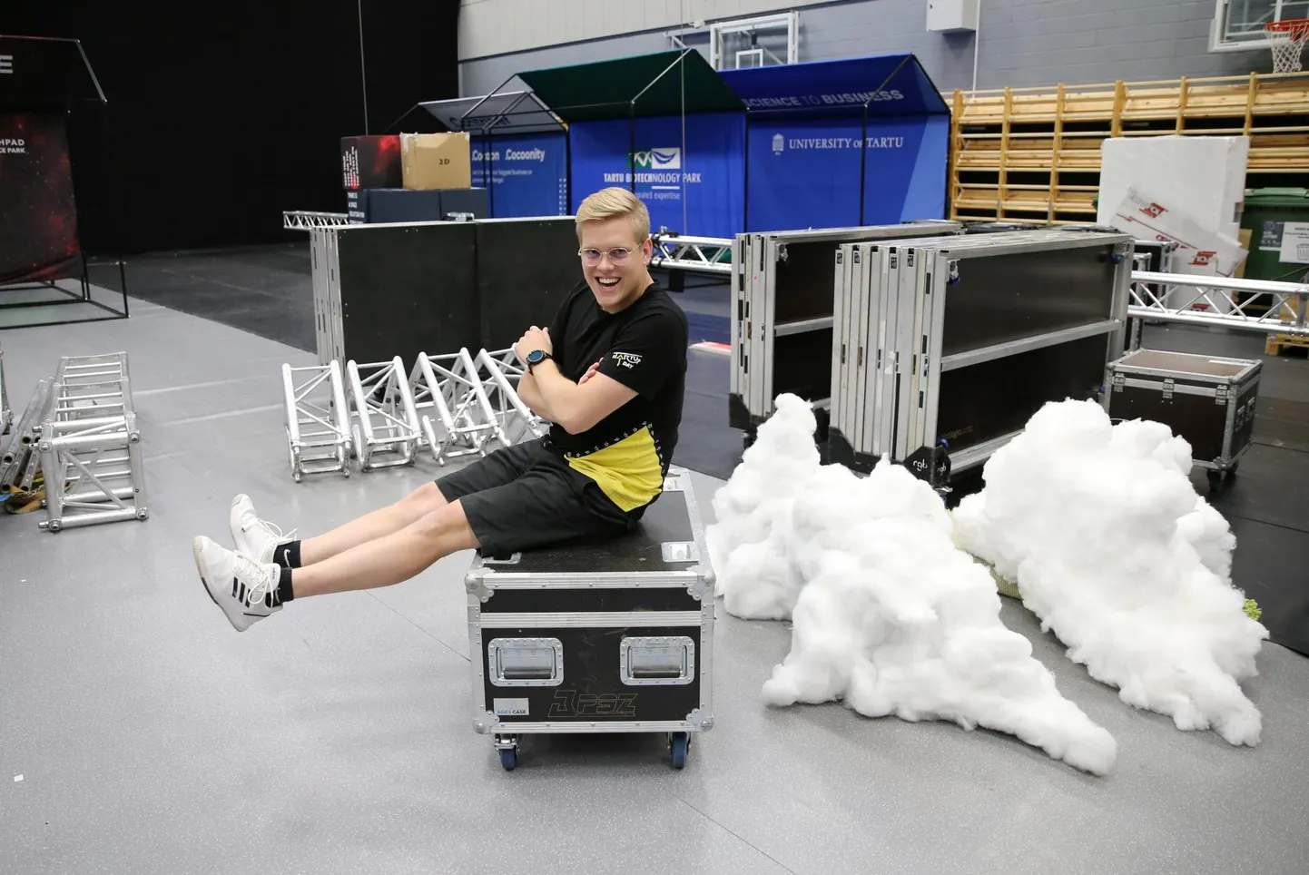 Päev enne sTARTUp Day algust sai peakorraldaja Mart Lättekivi mööda ülikooli spordihoone pallisaali ringi sõita kastidega, kust inventari polnud veel jõutud välja võtta. Selleks on aega ka täna, sest ärifestival kolib ülikooli spordihoonesse alles neljapäeval.