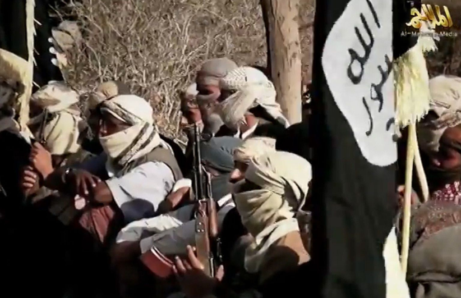 Araabia Poolsaare Al-Qaeda võitlejad 2014. aastal kuulamas oma juhi Nasser al-Wuhayshi kõnet. Wuhayshi sai surma möödunud suvel USA droonirünnakus.