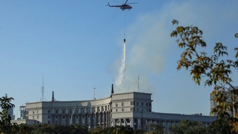Krievija īstenojusi lielu dronu un raķešu uzbrukumu Ukrainai; deg valdības ēka
