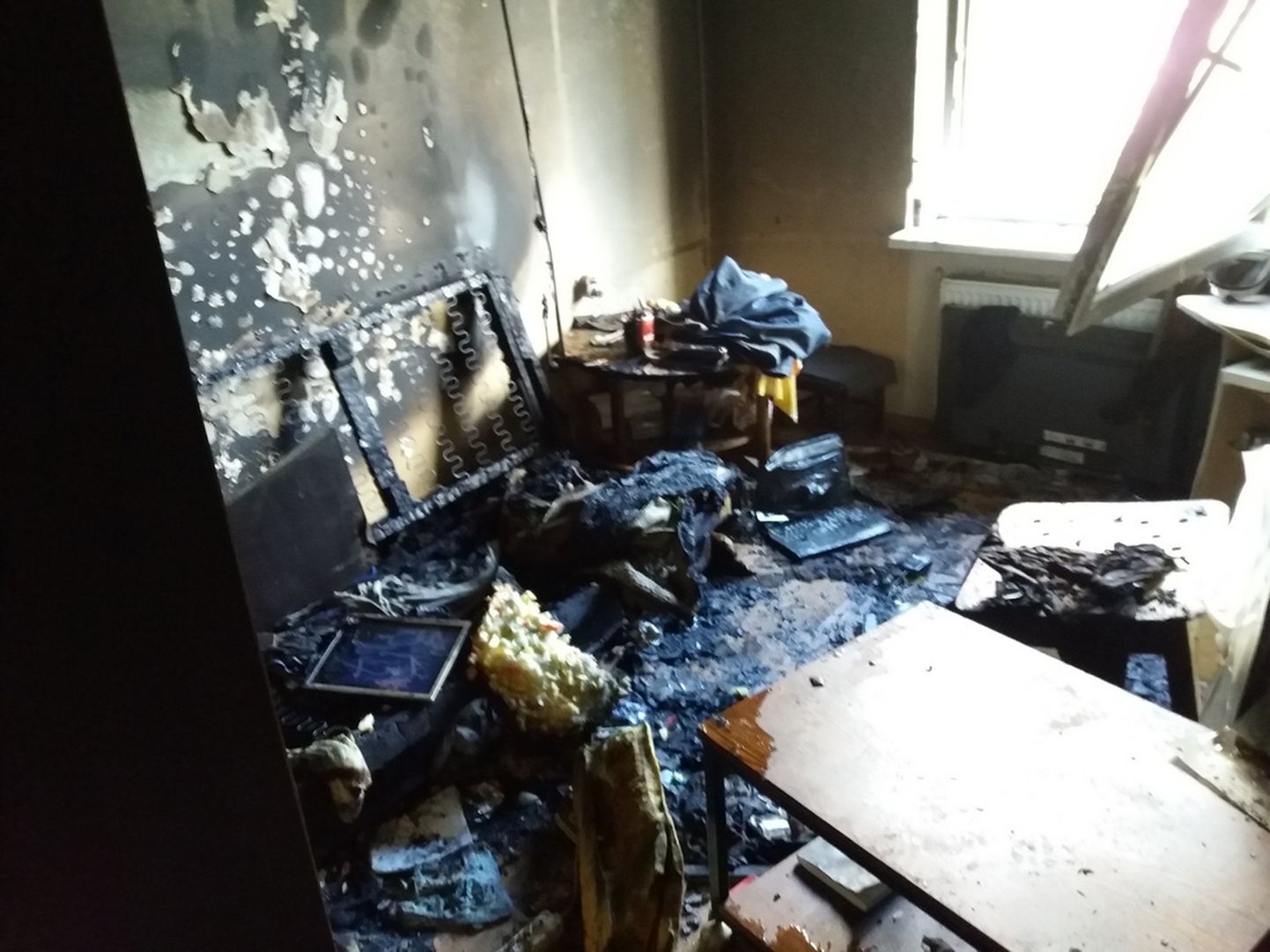 Päästjad kustutasid Põhja puiestee korteris süttinud elutoa sisustuse. Põlengu põhjustas ilmselt hoolimatu suitsuga magama jäämine.