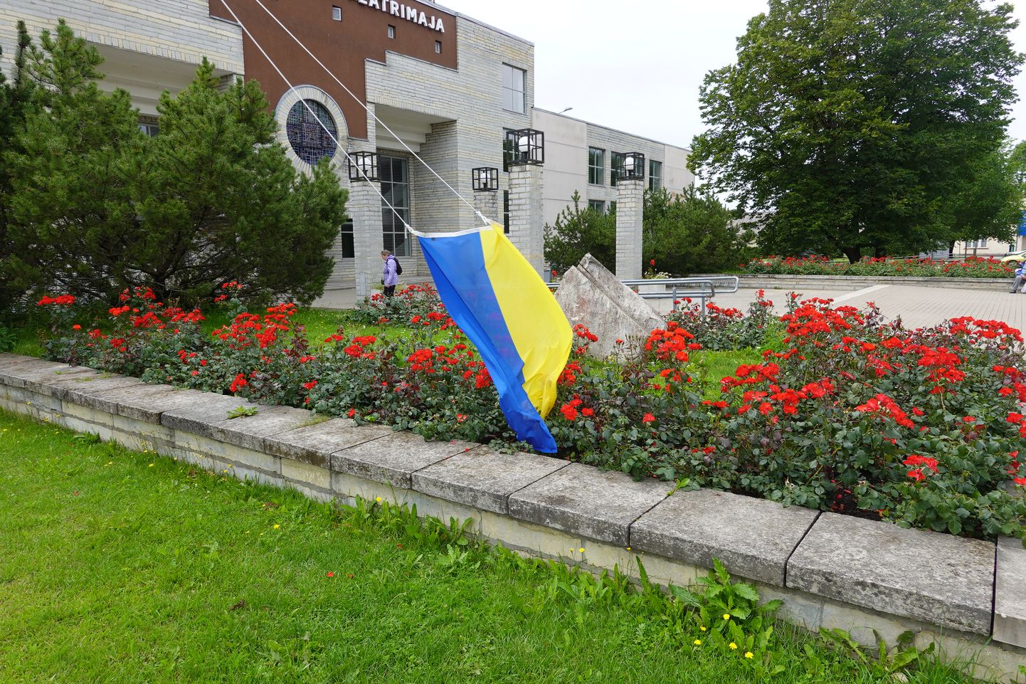 Топтавшегося на флаге Украины человека вызвали в полицию.