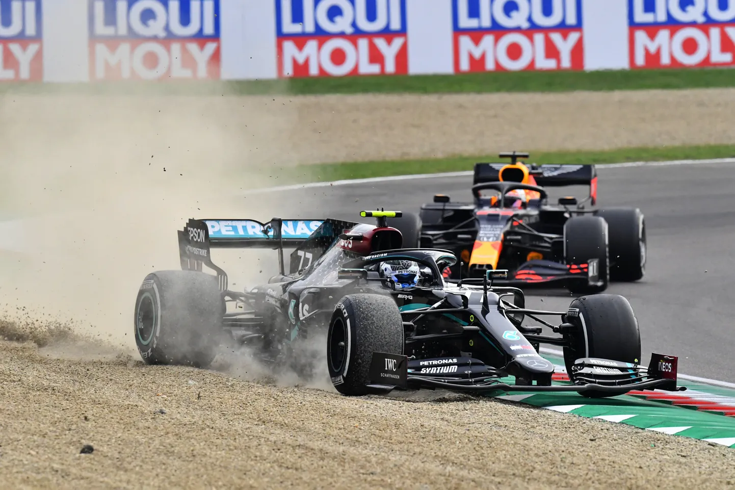 Valtteri Bottas pidi masina rajal hoidmisega kõvasti vaeva nägema.