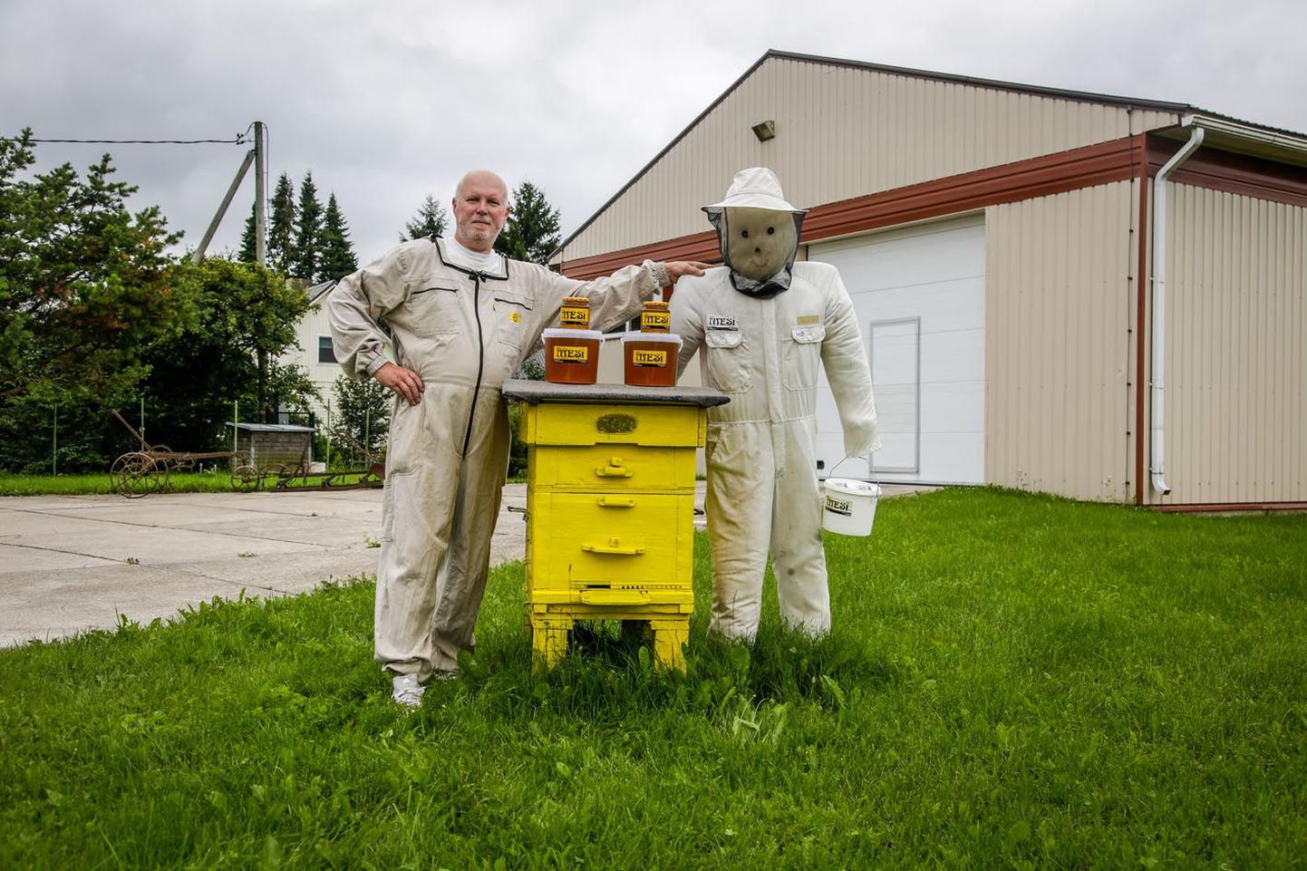 Mesinik Lembit Liin on valmistanud endasarnase mesiniku, kes peab ta koduhoovis valvet kõige vanema taru juures.