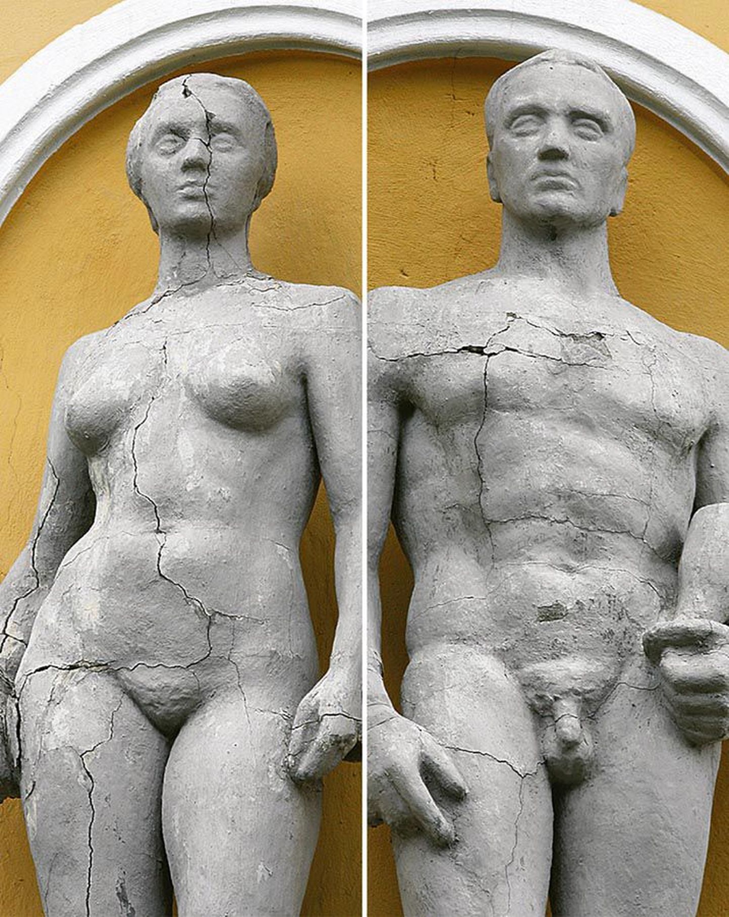 Kahest skulptuurist on rohkem murenenud naise kuju, selle tükke on leitud ka spordihoone eest tänavalt.