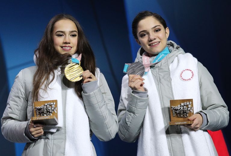 Alina Zagitova ja Jevgenia Medvedeva olümpiamedalitega.