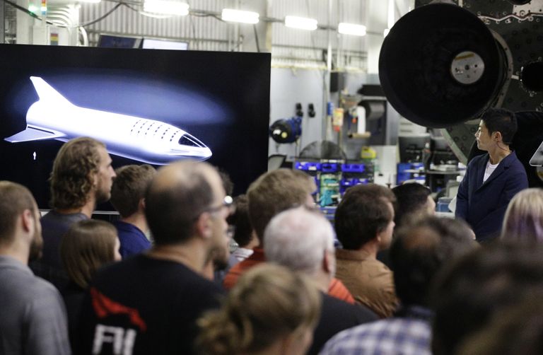 Lõuna-Aafrika päritolu ärimees Elon Musk teatas 2018, et jaapanlane Yusaku Maezawa (paremal) on esimene SpaceX raketiga ümber Kuu lendav kosmoseturist