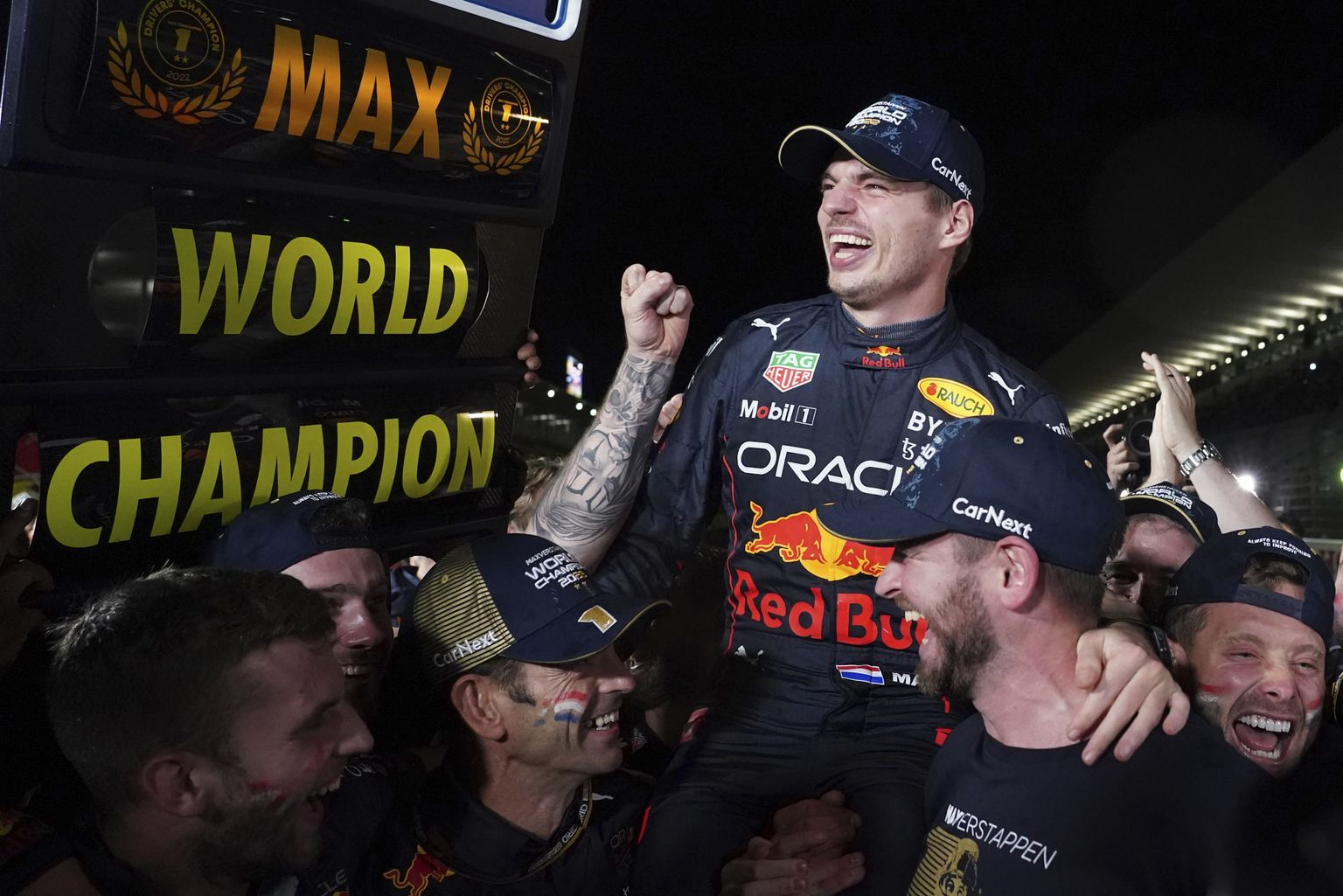 Red Bulli esisõitjal Max Verstappenil oli Jaapanis põhjust koguni kahel puhul võidušampust pritsida. Nimelt on ta nüüd kahekordne maailmameister.