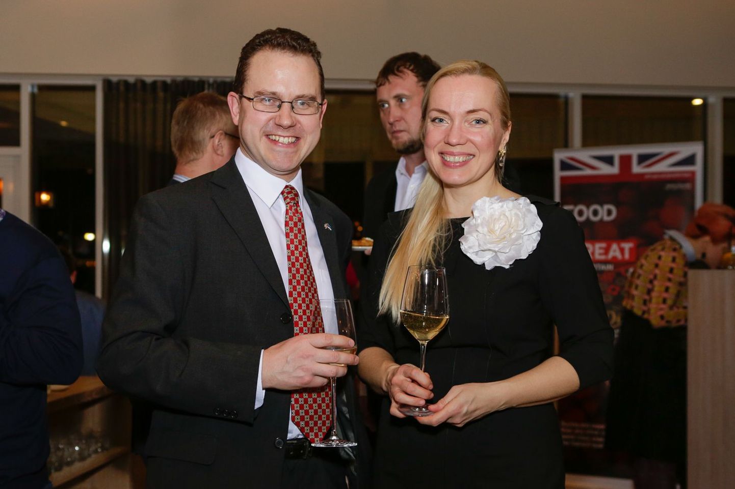 Võõrustajad: Briti suursaadik Chris Holtby ning saatkonna avalike suhete ja poliitikanõunik Kai-Ines Nelson. Tähelepanu: viimane trend lubab parimaid vahuveine juua veiniklaasist – nii pääsevad head omadused paremini esile.