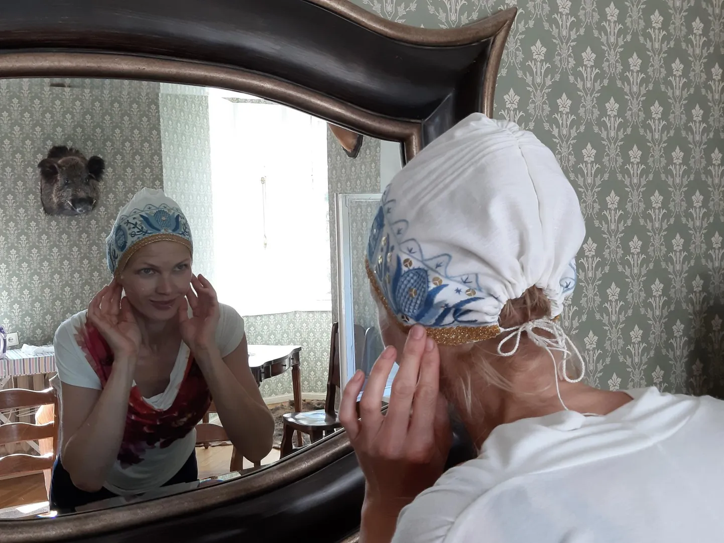 Anti Poolametsale tõi võistlusel “Minu kihelkond” edu foto “Enda valmistatud Viru-Jaagupi tanu proovimas”, kus vastset peakatet sätib juustele abikaasa Evelin Poolamets.