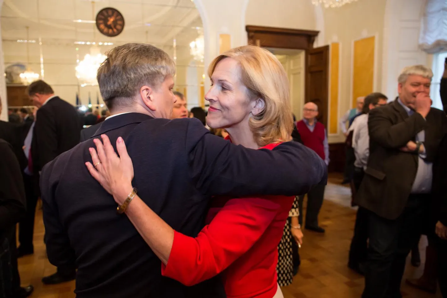 Tulevane sotsiaalkaitseminister Kaia Iva võttis eile Toompeal pärast koalitsioonilepingu allkirjastamist vastu õnnitlusi.