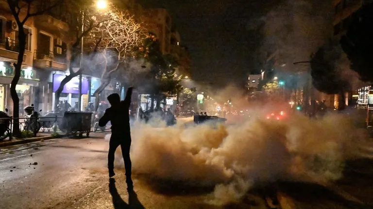 Столкновения протестующих с полицией у здания штаб-квартиры Греческого поезда в Афинах