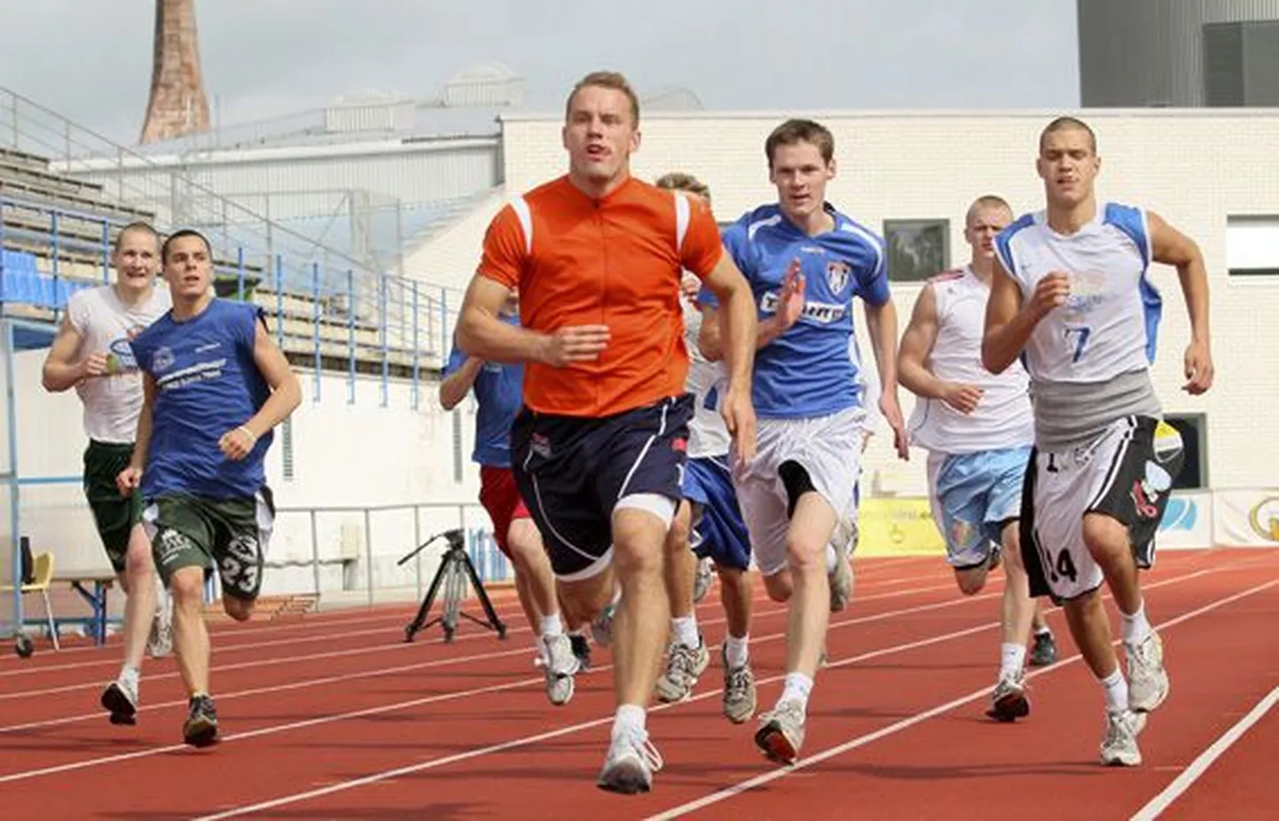 Eesti U20 korvpallikoondise teine laagripäev algas Rakvere staadionil karmide intervalljooksudega. Viimases stardis oli liidrina lippamas Martin Dorbek (paremal).