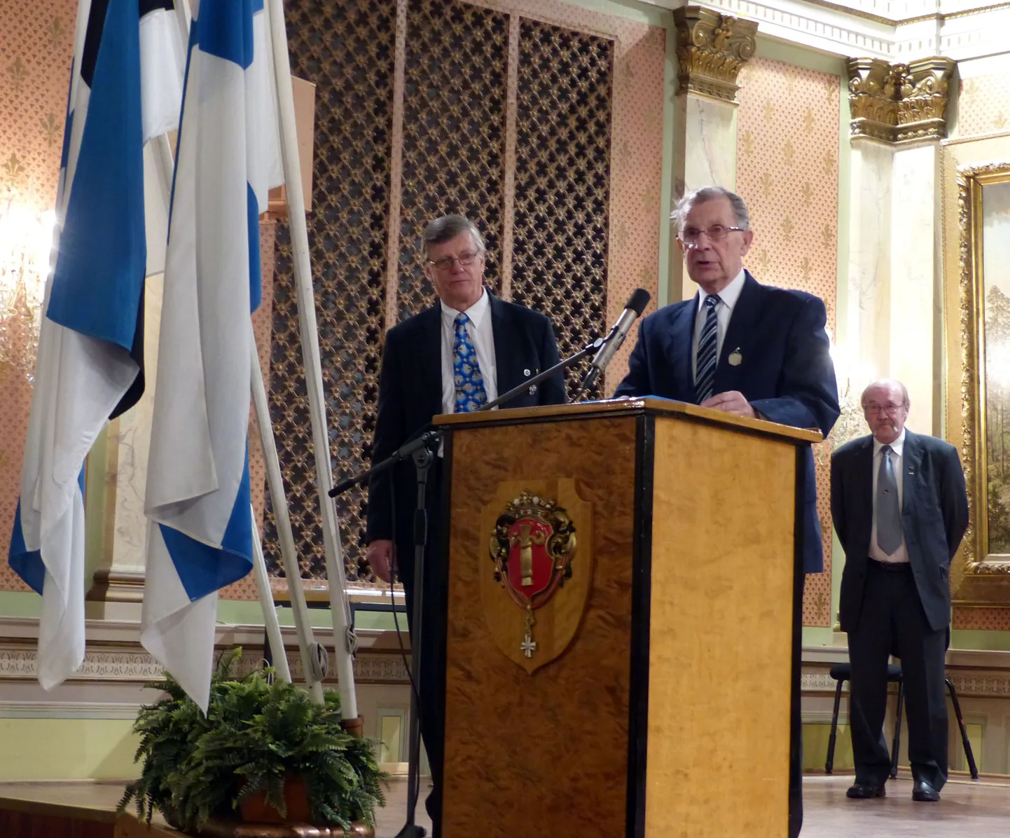 Vaasa Pärnu seltsi esimees Raimo Vahtera ja kõnepuldis Erkki Asiala – mees, kes on asutanud nii Vaasa Pärnu seltsi kui ka Pärnu Vaasa seltsi.