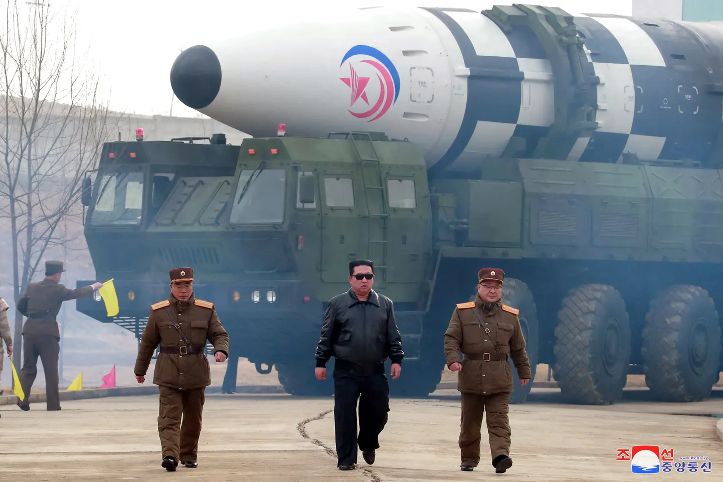 Kim Jong-un raketikatsetusel.