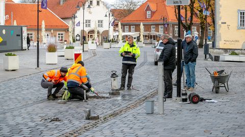 Kesklinna kaevatakse kaks auku, et vaadata, mis seal sees on