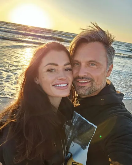 Andris Bulis publiskojis romantisku kopbildi ar erotisko romānu autori  Karīnu Gleitneri