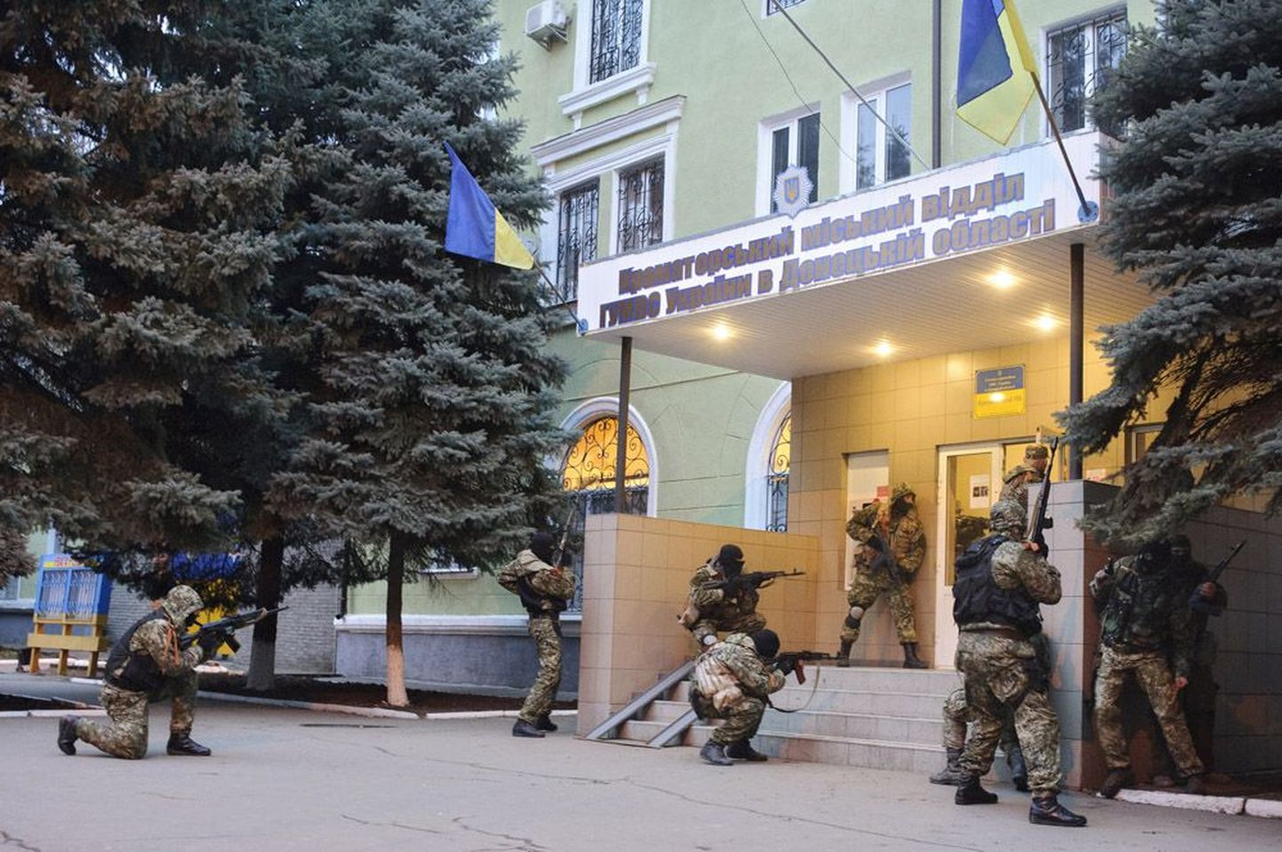 Kramatorski politseijaoskonna hõivasid nädalavahetusel Georgi lintidega kaunistatud relvastatud mehed, kes kandsid kõik ühesuguseid laigulisi vorme.