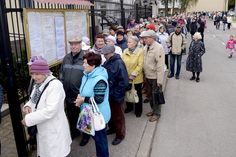 Eestis elavad Venemaa kodanikud, kes osalesid Narvas Venemaa konsulaadis Riigiduuma valimistel. Foto: Scanpix