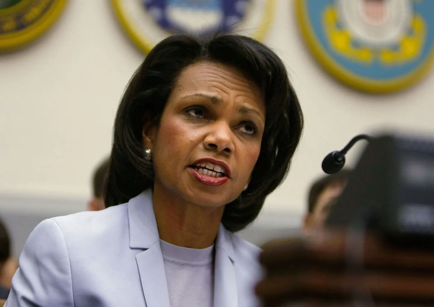 USA riigisekretär Condoleezza Rice andmas aru esindajatekoja relvajõudude komisjonile..