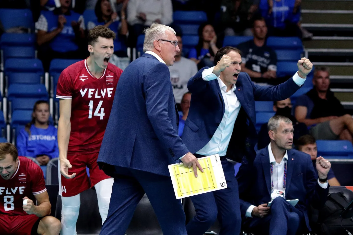 Läti koondise treenerid ja mängijad on saanud Tallinnas piisavalt rõõmustada, võidetud on juba kaheksa geimi. Esiplaanil peatreener Avo Keel, temast paremal abitreener Austris Stals.