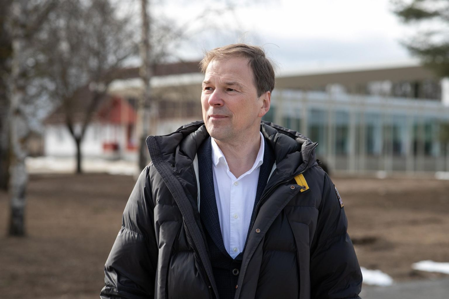 Haljala vallavanem Anti Puusepp Haljala uue koolimaja taustal.