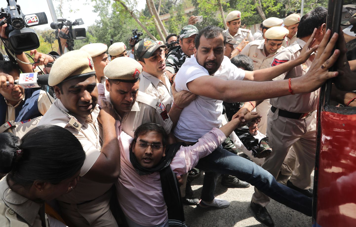 India politsei peab 26. märtsil 2024 Delhis kinni Aam Aadmi partei toetajaid, kes avaldasid meelt Arwin Kejriwali vangistamise vastu.