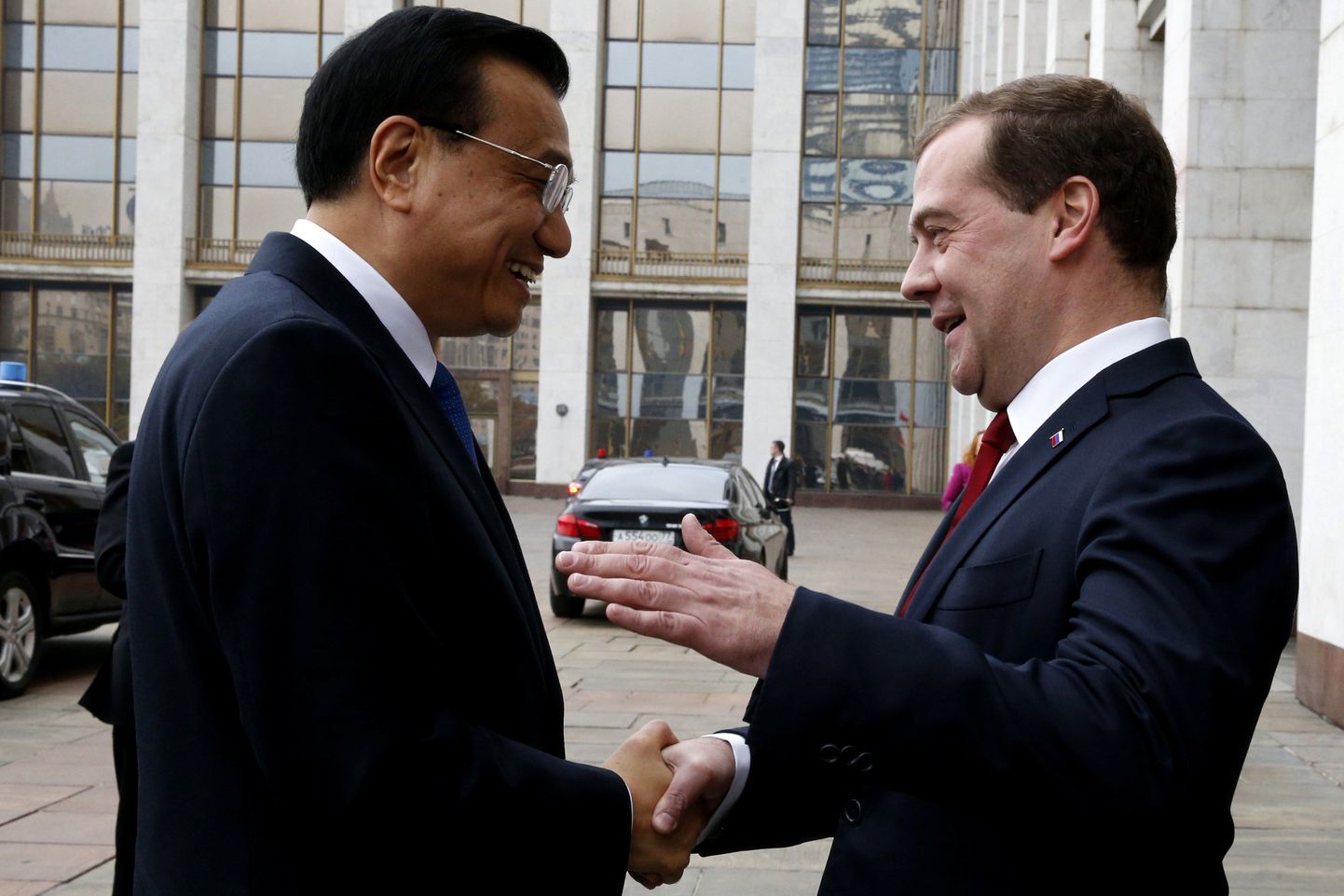Venemaa peaminister Dmitri Medvedev ja tema Hiina kolleeg Li Keqiang - naeratused on, soe käepigistus ka, aga mida pole on raha.