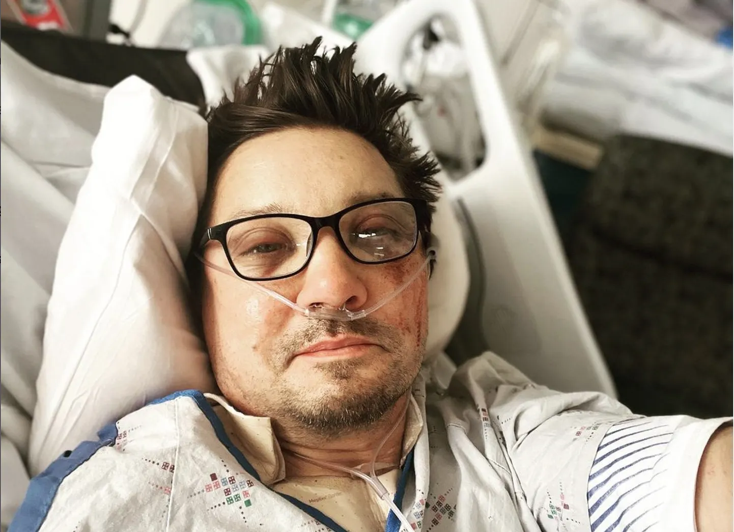 Marveli filmidest tuntud Jeremy Renner pärast lumesahaõnnetust.