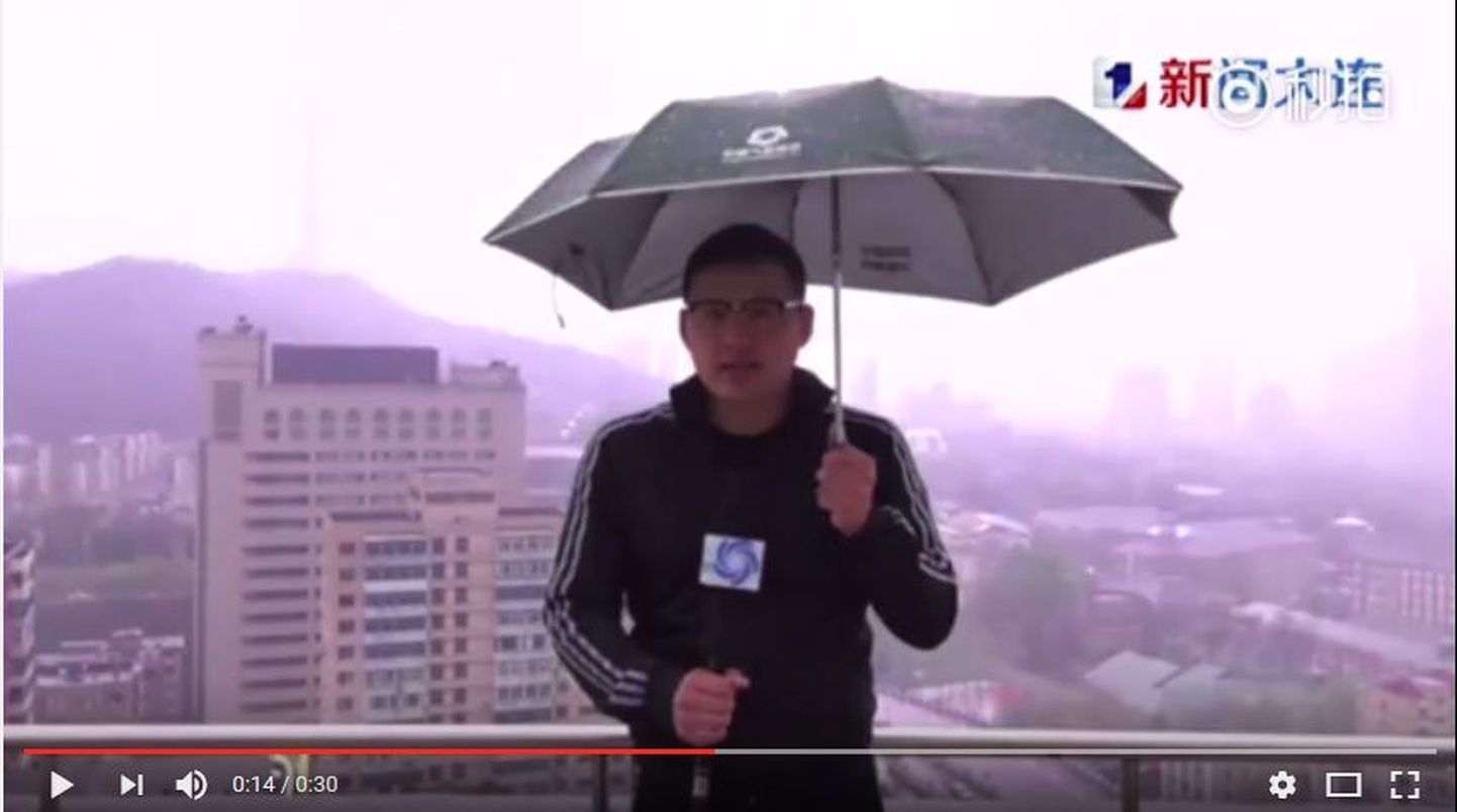 В Китае телеведущего ударило молнией во время прямого эфира.