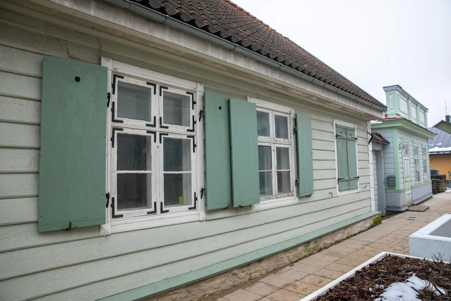 Koidu Jurmanile meenutavad aknaluugid muinasjuttu seitsmest kitsetallest, kellest üks kellakappi hundi eest peitu puges. "Sisemised raamid lubab muinsuskaitse ära vahetada, aga välimised jäävad," lisas ta.