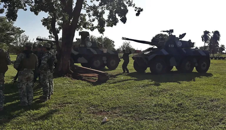Paraguay on välja pannud raskekahuriväe, et põgenenud vangid uuesti kinni püüda.
