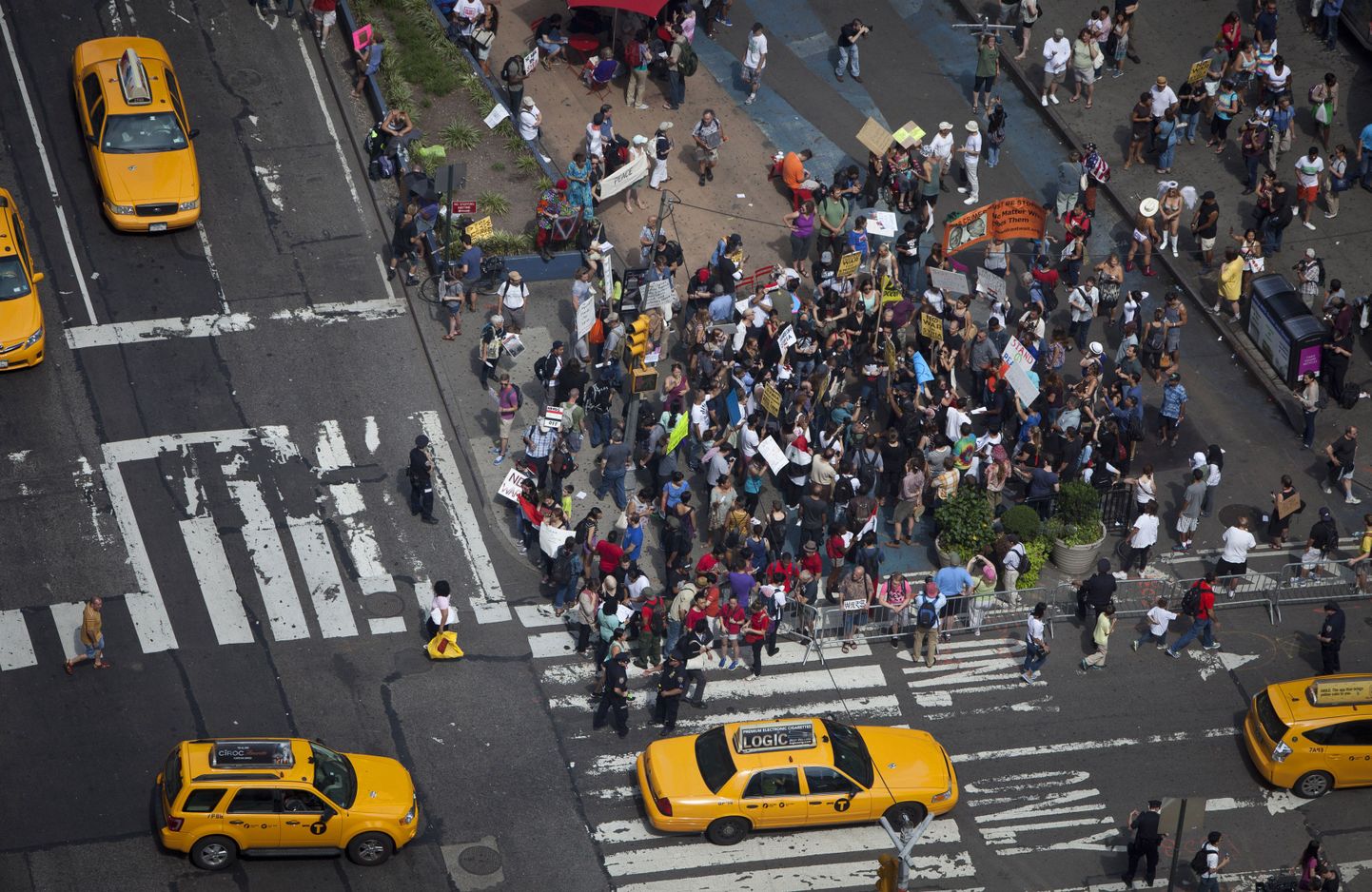 Eile korraldati New Yorgis Times'i väljakul Süüria ründamise vastane meeleavaldus.
