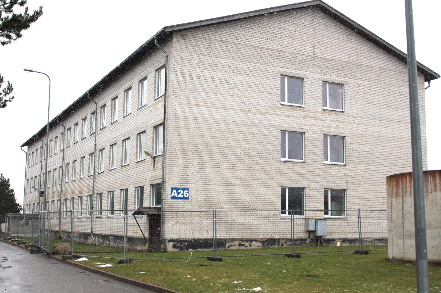 Старое казарменное здание обнесено оградой и в ближайшие дни экскаватор приступит к его сносу.