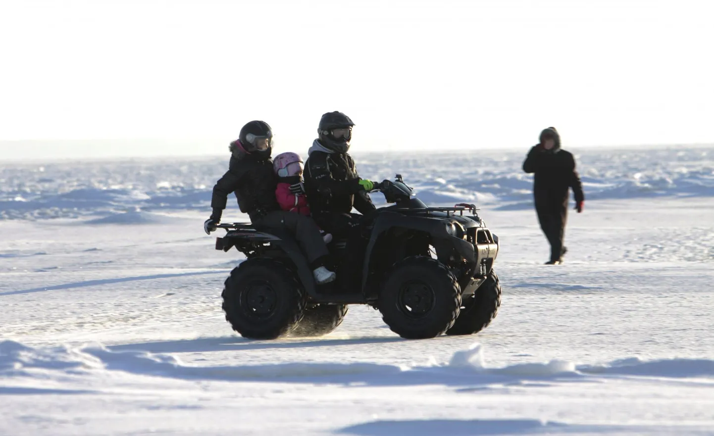 Ingliskeelne lühend ATV (all-terrain vehicle) viitab sellele, et masin suudab sõita ka raskesti läbitaval maastikul.