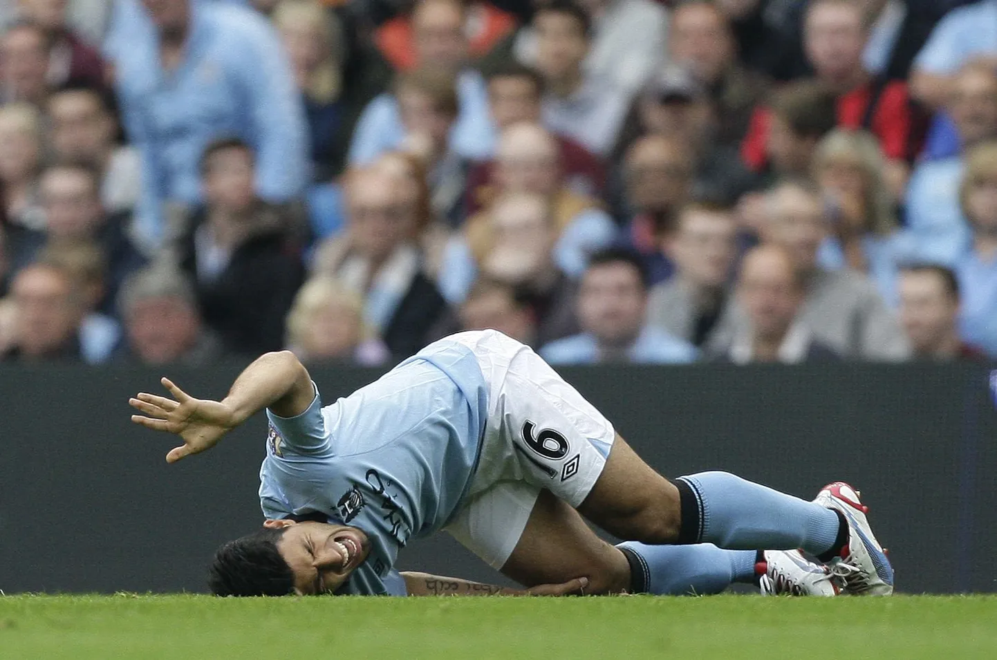 Sergio Agüero sai liigahooaja avamängus põlvevigastuse, mis võib ta halvemal juhul kauaks platsi kõrvale jätta.