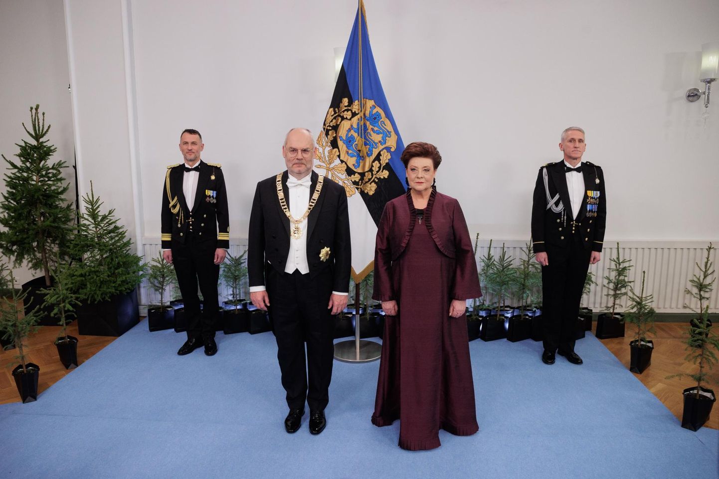 President Alar Karis ja Sirje Karis kätlemisstseremoonia eel Eesti vabariigi 105 aastapäeval.