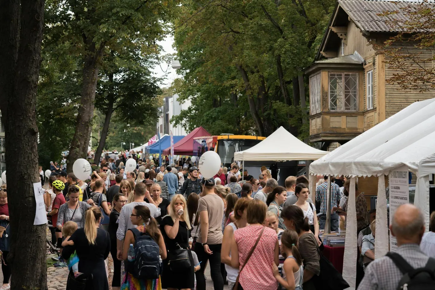 Kirjandustänava ­festival Kadriorus.