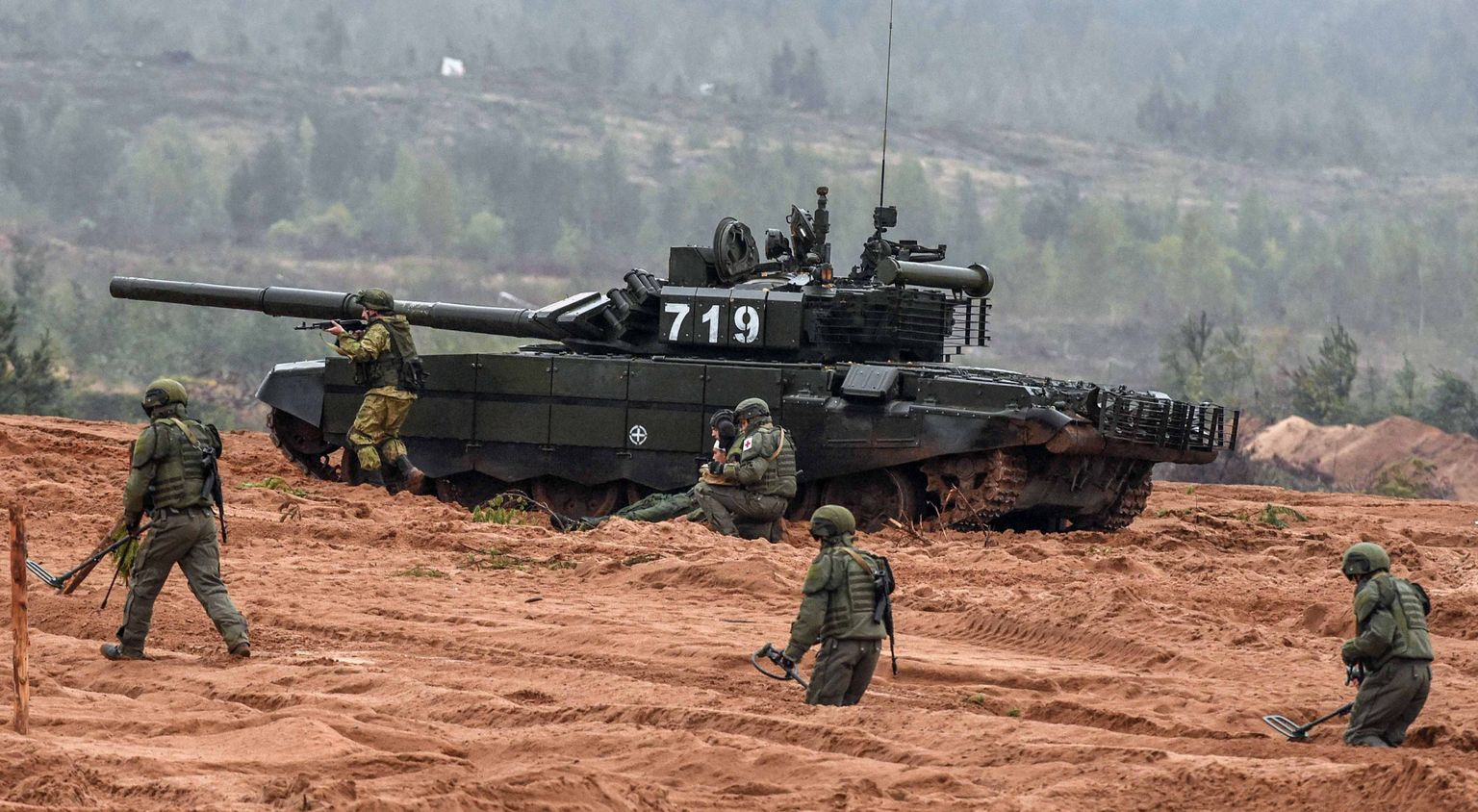 Vene tank ja jalaväelased Zapadi demopäeval 18. septembril Luga polügoonil. Eesti piirini jääb õppuste toimumispaigast 100 kilomeetrit.