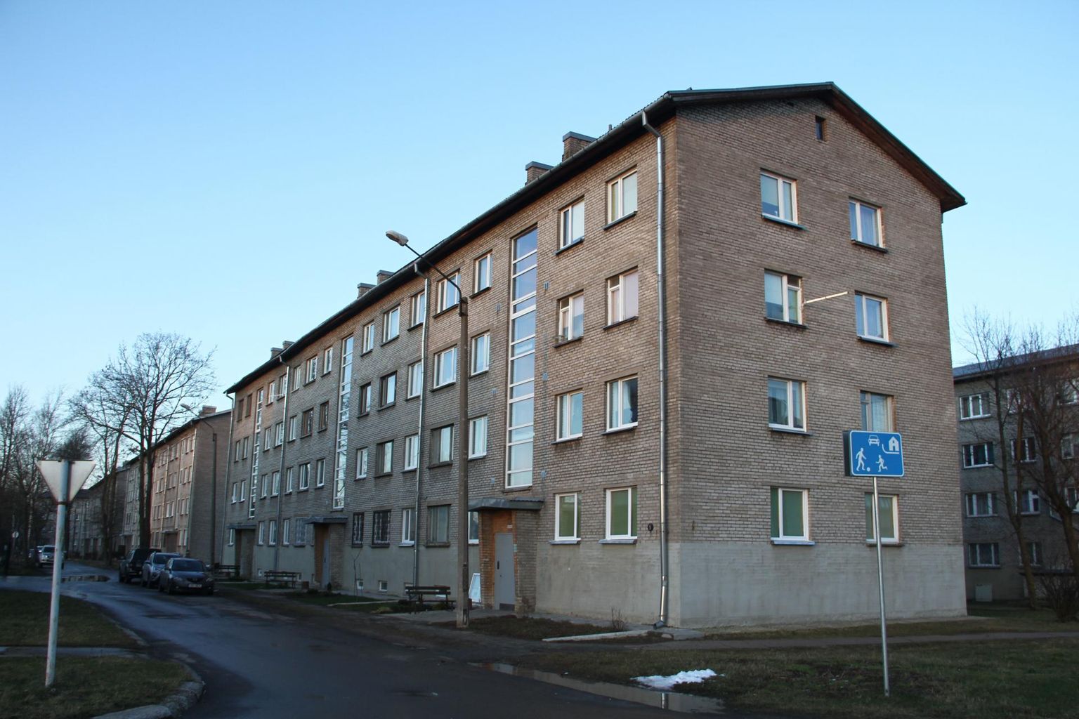 Narvas Bastrakovi 5 asuva kortermaja akendest võib näha nii Issanda Ülestõusmise peakirikut kui ka linna raudteesõlme.