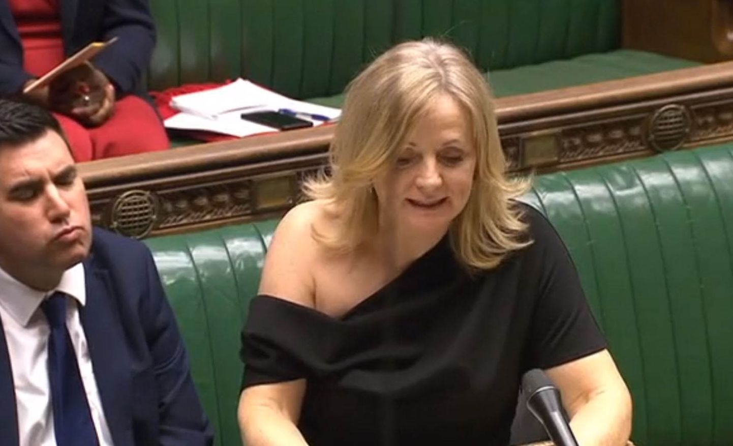 Saadik Tracy Brabin äratas tähelepanu sellega, et oli Briti parlamendi alamkoja istungilparem õlg paljas