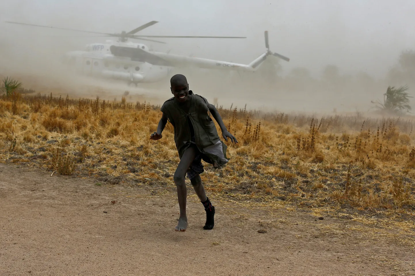 Maailma Toiduprogrammi (WFP) helikopter abi kohale toimetamas.